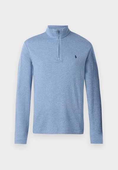 Pullover de manga longa azul claro com colarinho de meia-zíper, feito de um tecido suave e texturizado; apresenta um pequeno logotipo bordado no peito.