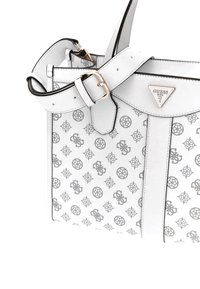 Sac à main blanc avec un motif logo gris répétitif, texture lisse, accents dorés et un emblème de marque triangulaire sur le côté.