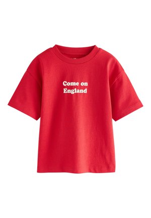 Červené tričko s krátkym rukávom a bielym textom "Come on England" v strede vpredu, s okrúhlym výstrihom a voľným strihom.