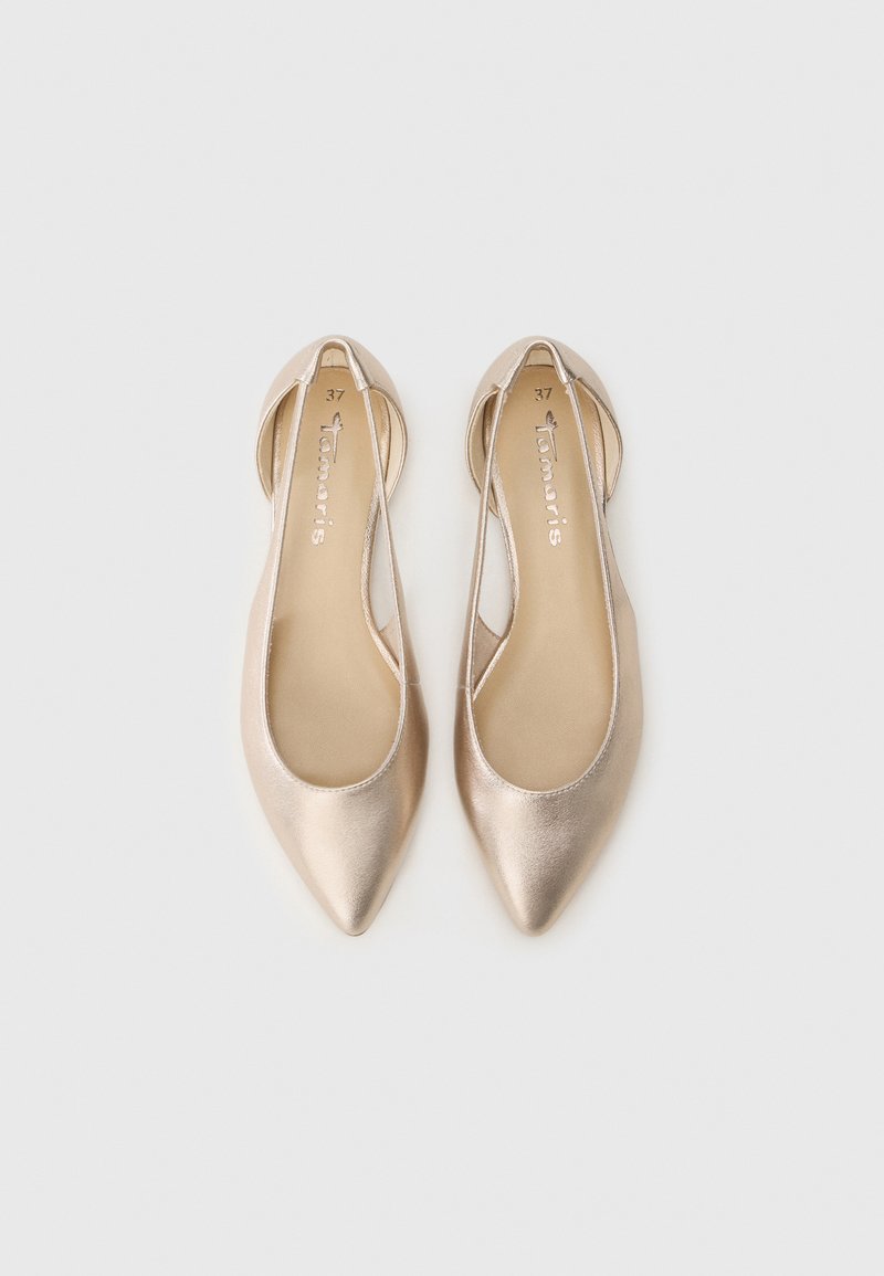 Ein Paar metallic goldfarbene Ballerinas mit spitzen Zehen und Knöchelriemen, Größe 37, auf einem schlichten weißen Hintergrund präsentiert.