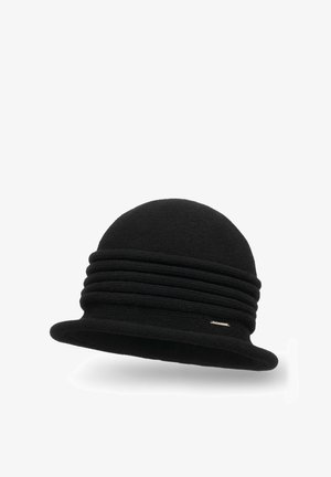 Pălărie cloche neagră realizată din lână moale. Prezintă o parte superioară rotundă și o margine lată, plată, cu multiple pliuri orizontale în jurul coroanei.