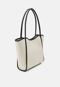 Torba tote w kremowej tkaninie z czarnym wykończeniem, z dwoma długimi uchwytami i zaokrągloną górną krawędzią. Gładka tekstura i wyraźny kształt.