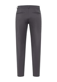 Grijze, op maat gemaakte broek met een gladde textuur, voorzien van een lus voor een riem, twee achterzakken en een taps toelopend broekspijpdesign.