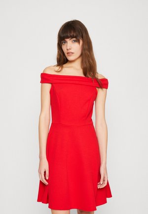 WAL G. GEORGE OFF SHOULDER SKATER - Φόρεμα από ζέρσεϊ - red