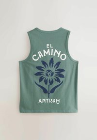 Top sin mangas verde que presenta un gran gráfico de una flor en color marino con las inscripciones "EL CAMINO" y "ARTISAN" en blanco. Tejido suave y transpirable.