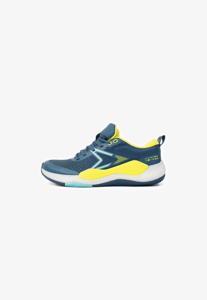 Pantofii sport au un partea superioară din plasă albastră, cu accente galbene și o talpă medie albă. Acesta prezintă o talpă texturată pentru aderență și stabilitate.