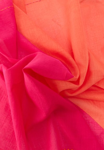 Φωτεινό ροζ και πορτοκαλί ελαφρύ ύφασμα διπλωμένο και κρεμασμένο, που αναδεικνύει απαλή υφή και ζωντανά χρώματα.