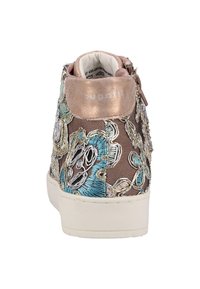 Kotníkové tenisky s vy�šívanými multibarevnými květinovými vzory, kovovým růžovým poutkem na patě a bílou podrážkou, pohled zezadu.