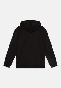 Felpa nera con cappuccio spazioso e foderato. Realizzata in morbido tessuto di cotone; presenta maniche lunghe e aderenti e un design semplice e privo di decorazioni.