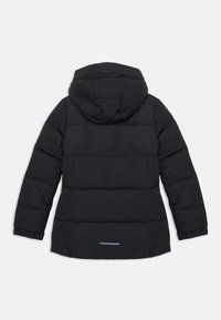 Schwarze Steppjacke mit Kapuze, mit einem gesteppten Muster, elastischen Bündchen und einem reflektierenden Akzent am Saum. Glatte Außenseite.