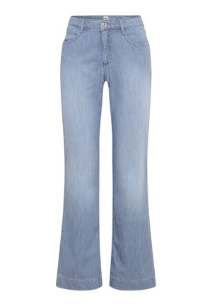 Lyseblå denimjeans med let vidde, knap- og lynlåslukning samt for- og baglommer, vist mod en hvid baggrund.