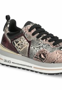 Sneaker mit einem mehrfarbigen Schlangenprint-Design, schwarzen Schnürsenkeln, strukturiertem Material, goldenen Akzenten und einer dicken Gummisohle mit Branding.