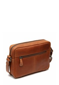 Borsa a tracolla in pelle marrone con chiusura a zip, tasca laterale e tracolla regolabile. Texture liscia con dettagli di cucitura minimi.