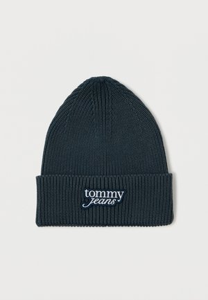 Pletena tamnoplava kapa s rebrastom teksturom i preklopljenim rubom. Na prednjoj strani ima izvezen logo "tommy jeans" u bijeloj boji.