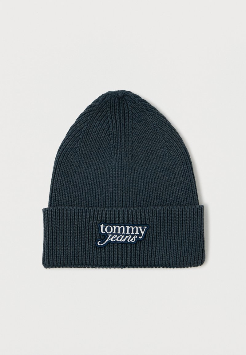 Căciulă tricotată în albastru marin cu textură striată și manșetă pliată. Are un logo brodat „tommy jeans” alb în față.