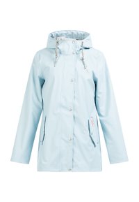 Jachetă impermeabilă de culoare albastru deschis, cu glugă, accesorii argintii, nasturi tip popper și buzunare laterale. Textură netedă cu un design simplu.