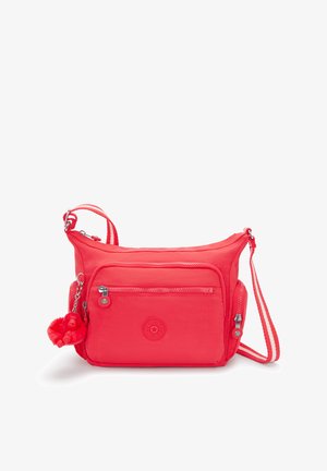 Rød nylon crossbody taske med justerbar rem, lynlåslomme foran og dekorativ nøglering. Har en glat tekstur og rund logo detalje.