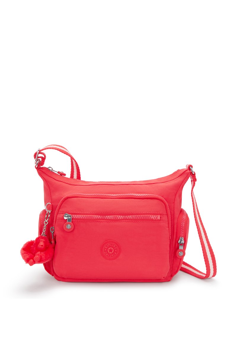 Rote Nylon-Crossbody-Tasche mit verstellbarem Tragegurt, Reißverschlussvorderfach und dekorativem Schlüsselanhänger. Verfügt über eine glatte Textur und ein rundes Logodetail.