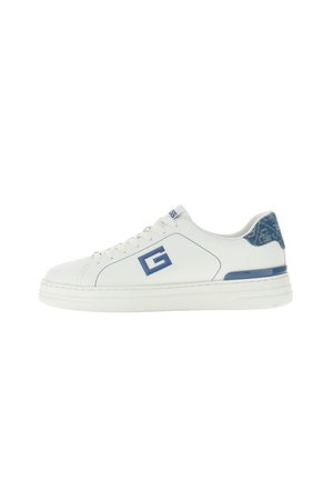 Sneaker bianca low-top con logo "G" blu sul lato, linguetta blu con motivo sul tallone, allacciatura frontale e suola in gomma bianca.