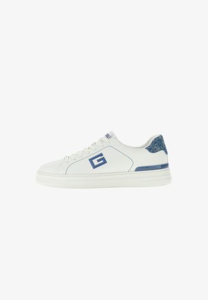 Biały niski sneaker z niebieskim logo „G” po boku, niebieską wzorzystą wstawką na pięcie, sznurowanym przodem i białą gumową podeszwą.