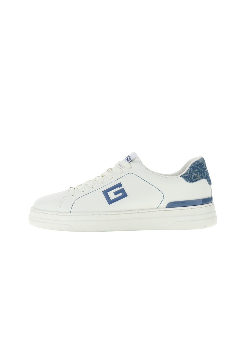 Baskets basses blanches avec logo "G" bleu sur le côté, languette de talon bleue à motif, lacets à l’avant et semelle en caoutchouc blanche.