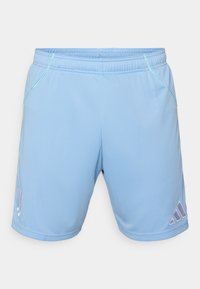 Helle blaue Sportshorts aus glattem Stoff, mit kontrastierenden gelben Nähten und einem Adidas-Logo an der unteren Seite.