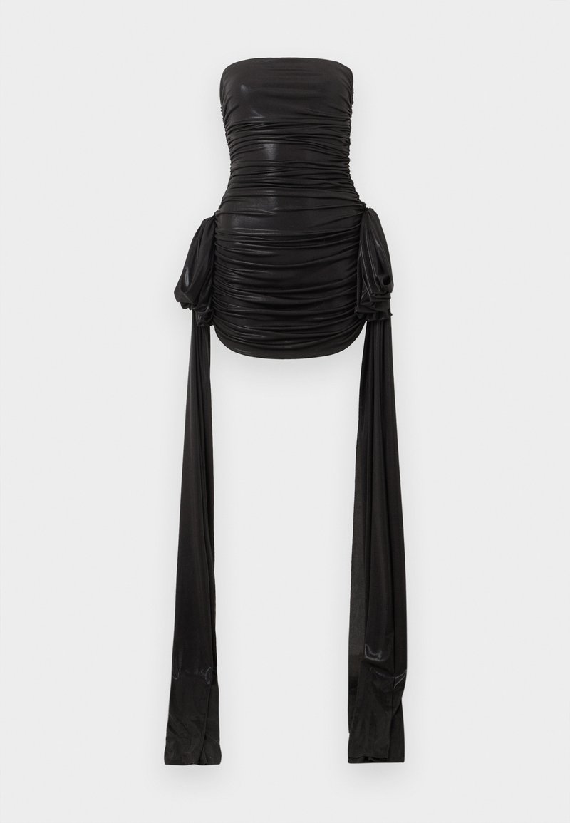Robe mini noire froncée sans bretelles avec de longues extensions de tissu drapé pendant de chaque côté au niveau des hanches.