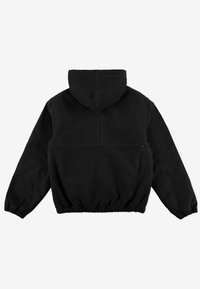 Czarna kurtka z kapturem o luźnym kroju, z elastycznymi mankietami i dołem. Ma gładką teksturę z minimalnym przeszyciem oraz regulowany kaptur.