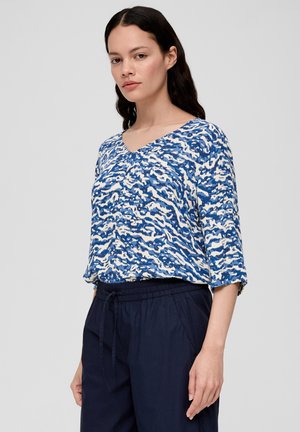 Blauw-wit gestreepte top met een V-hals en driekwart mouwen, gecombineerd met marineblauwe broek met elastische taille. Zachte stof en een relaxte pasvorm.