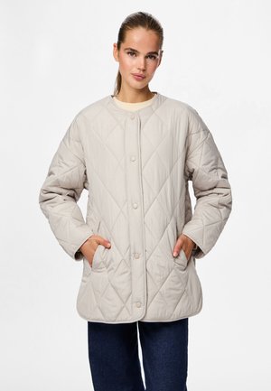 Daunenbeige Jacke mit rundem Halsausschnitt, Druckknöpfen und zwei Seitentaschen. Sie zeichnet sich durch eine lässige Passform und ein strukturiertes Rautenmuster aus.