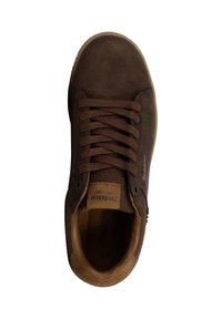 Basket en daim brun avec fermeture à lacets, bout rond, semelle en caoutchouc beige et logo embossé sur le côté. Intérieur doublé pour plus de confort.