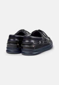 Marineblaue Leder Schuhe mit leichter Naht, die ein Schnürdesign und eine bequeme Sohle präsentieren, auf einem schlichten Hintergrund positioniert.