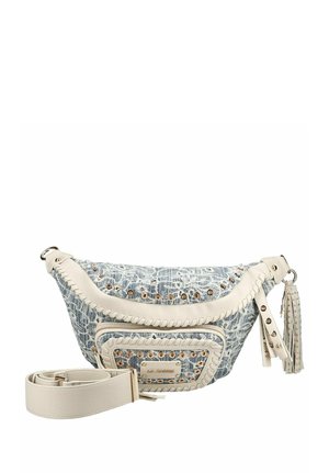 Sac banane à motif denim avec garniture en cuir crème, clous dorés, poche avant zippée, tirette de fermeture à glissière avec pompon, et sangle en cuir amovible et réglable.