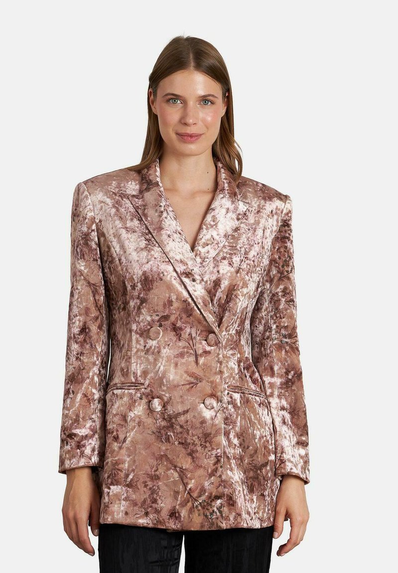 Dubbelzijdige blazer van zijdeachtig rozenkleurig materiaal met bloemenpatroon, voorzien van een gesneden kraag en voorzakken. Gladde textuur, gestructureerde pasvorm.