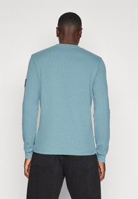 Calvin Klein Jeans BADGE TEE - Top dugih rukava - goblin blue