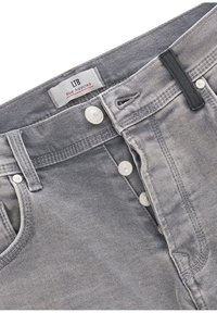 Jeans de mezclilla gris con una textura suave, cierre de cinco botones, presillas para el cinturón y etiqueta LTB en el interior de la cinturilla.