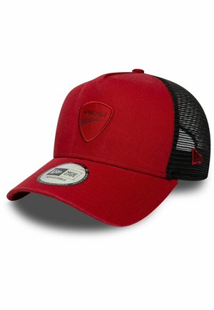 Rote und schwarze Mesh-Trucker-Cap mit gesticktem Ducati-Logo auf der Vorderseite und verstellbarem New Era-Aufkleber am gebogenen Schirm.