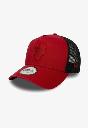 Rote und schwarze Mesh-Trucker-Cap mit gesticktem Ducati-Logo auf der Vorderseite und verstellbarem New Era-Aufkleber am gebogenen Schirm.