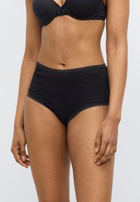 Μαύρο βαμβακερό εσώρουχο υψηλής μέσης με διακοσμητικό δαντελωτό τελείωμα στη ζώνη μέσης. Απαλή υφή με εφαρμοστή σχεδίαση.