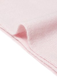 Tessuto a maglia di colore rosa chiaro, piegato con una consistenza morbida. Presenta una superficie liscia e un leggero motivo a coste lungo i bordi.