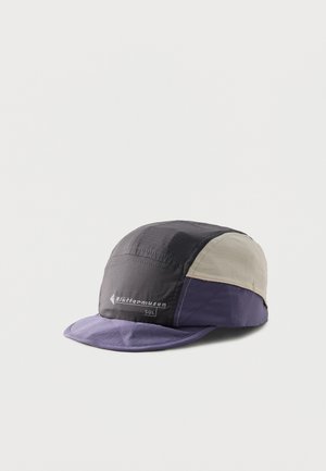 Casquette légère avec des panneaux bicolores en noir, beige et violet, avec une visière courte et le logo Klättermusen SOL à l'avant.