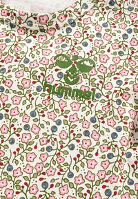 Weiße Stofft-shirts mit floralem Muster in Pink, Blau und Grün. "hummel"-Logo in Grün auf der Vorderseite gedruckt. Runde Halsausschnitt.