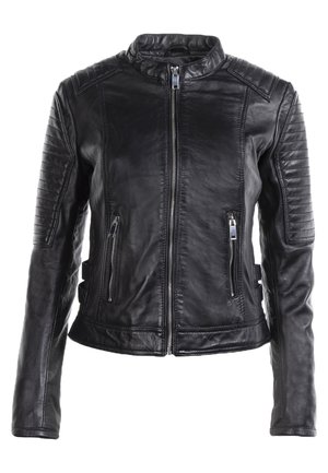 Chaqueta de motocicleta de cuero negro con detalles acolchados en los hombros, cremallera en la parte delantera y dos bolsillos laterales. Textura suave y diseño ajustado.