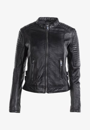 Chaqueta de motocicleta de cuero negro con detalles acolchados en los hombros, cremallera en la parte delantera y dos bolsillos laterales. Textura suave y diseño ajustado.