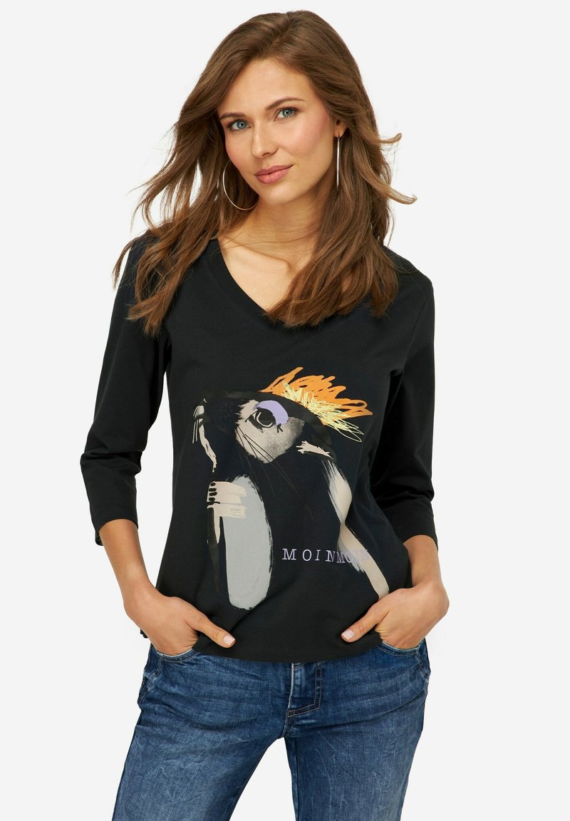 Maglietta nera a maniche lunghe con scollo a V, caratterizzata da un grafiche volto di coniglio con una corona colorata. Materiale in misto cotone, vestibilità casual.
