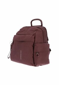Sac à dos en tissu bordeaux avec surface texturée, doté d'une poignée supérieure, d'une poche zippée à l'avant, d'une boucle latérale et d'un détail de logo. Design compact.