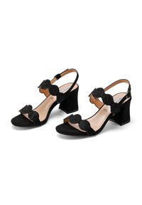 Sandali neri in suede con tacco alto, dettagli scallop e cinturino alla caviglia regolabile. Design open-toe con tacco grosso.