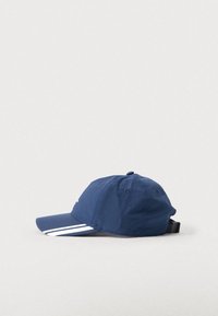 Gorra de béisbol de color azul marino, fabricada en tela ligera, con visera curvada y dos franjas blancas, y una correa trasera ajustable.