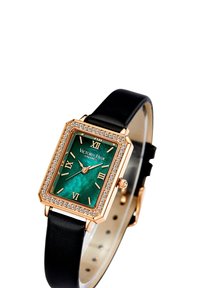 Reloj rectangular con esfera verde, bisel de oro rosa adornado con cristales y correa de cuero negra. Presenta marcadores en números romanos.