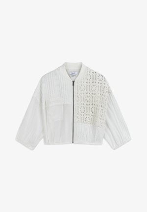 Witte cropped jas met een mix van textuurlijke materialen, een rits aan de voorkant en een gedetailleerd haakpatroon aan één kant.